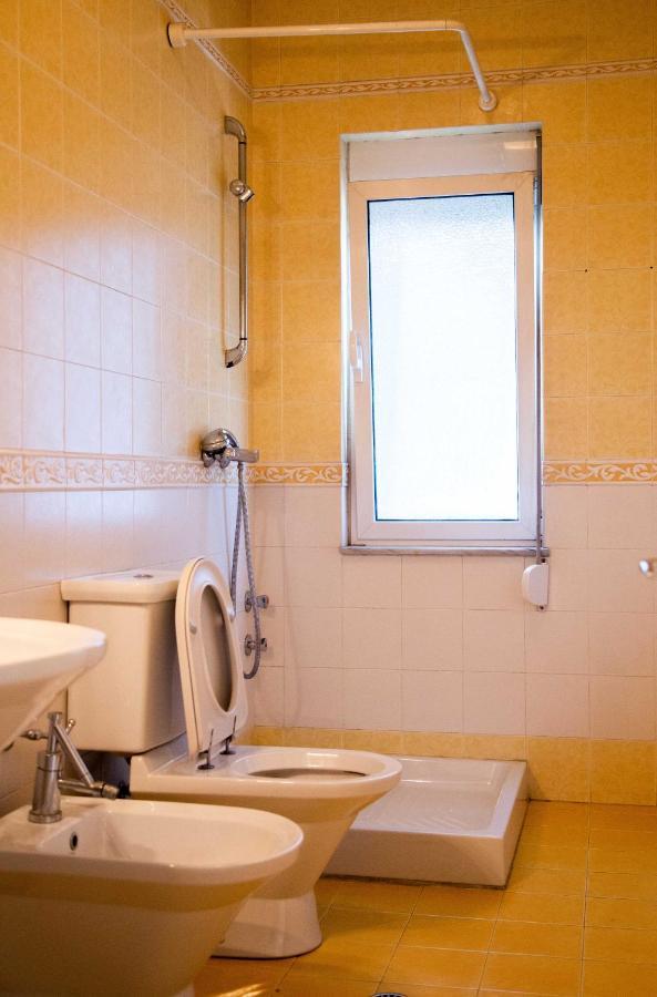 Blue Door Hostel Tiranë Luaran gambar