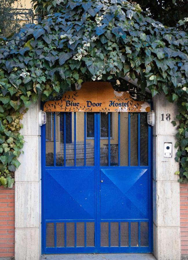 Blue Door Hostel Tiranë Luaran gambar