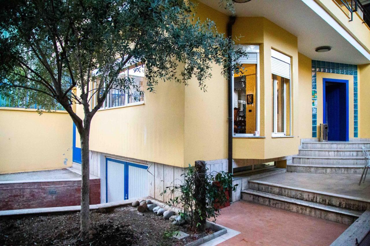 Blue Door Hostel Tiranë Luaran gambar