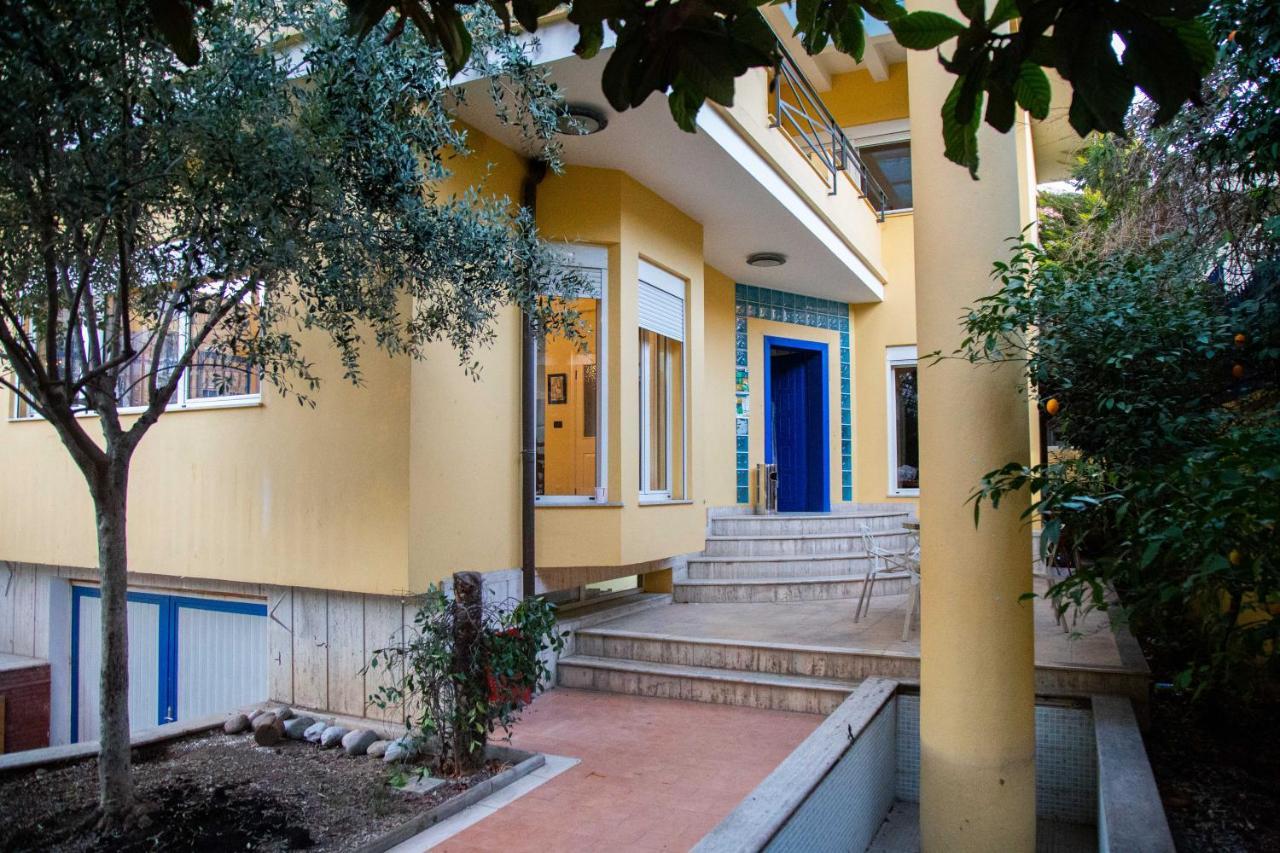 Blue Door Hostel Tiranë Luaran gambar