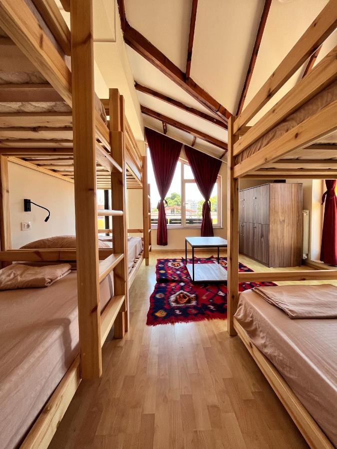 Blue Door Hostel Tiranë Luaran gambar