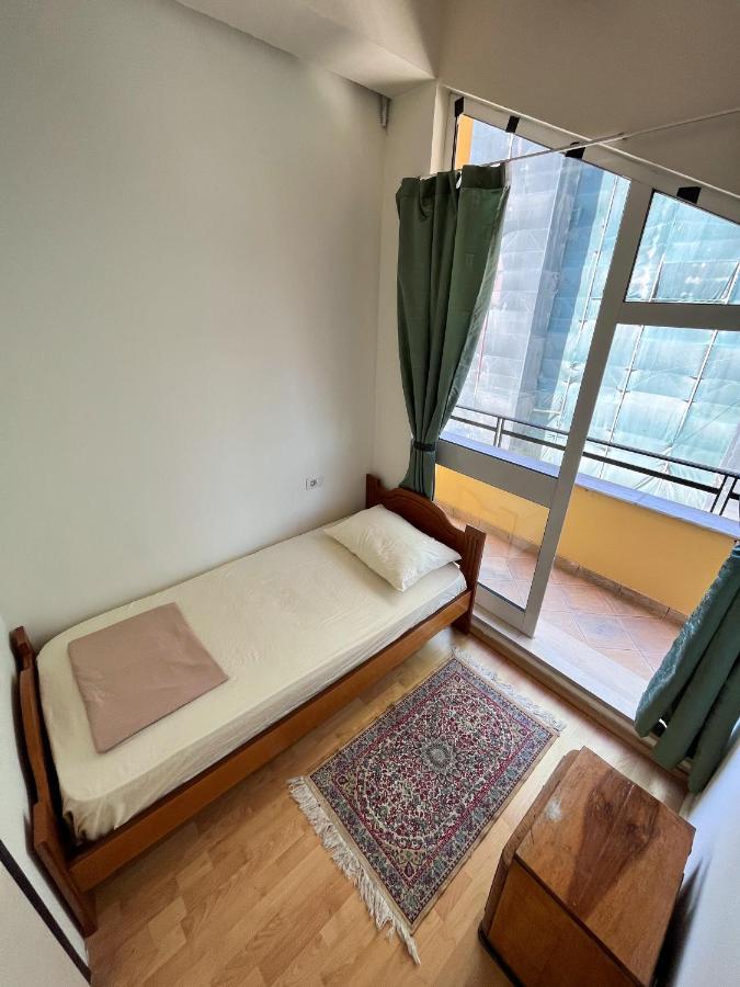 Blue Door Hostel Tiranë Luaran gambar