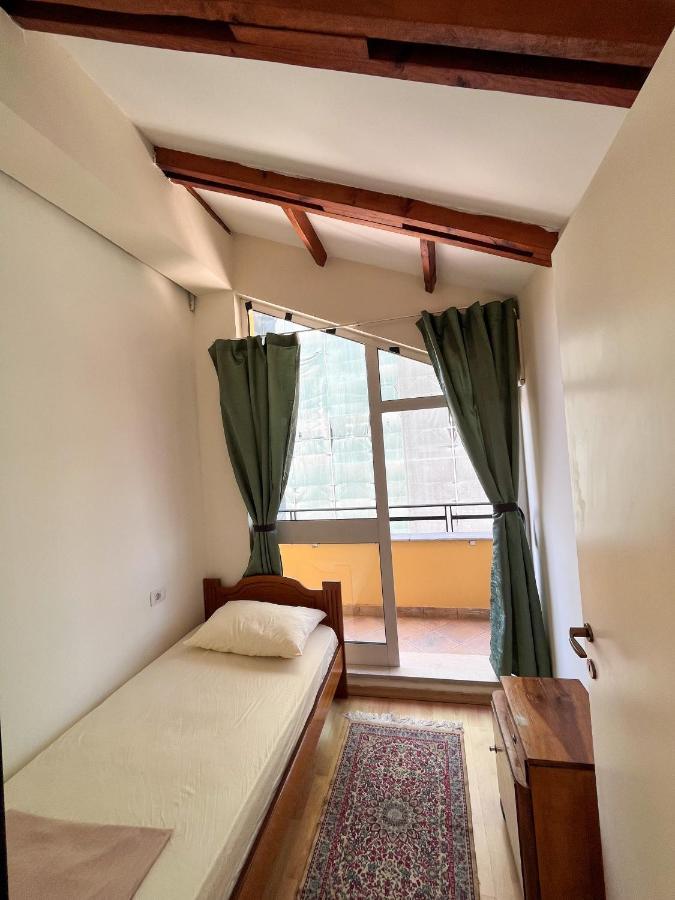Blue Door Hostel Tiranë Luaran gambar