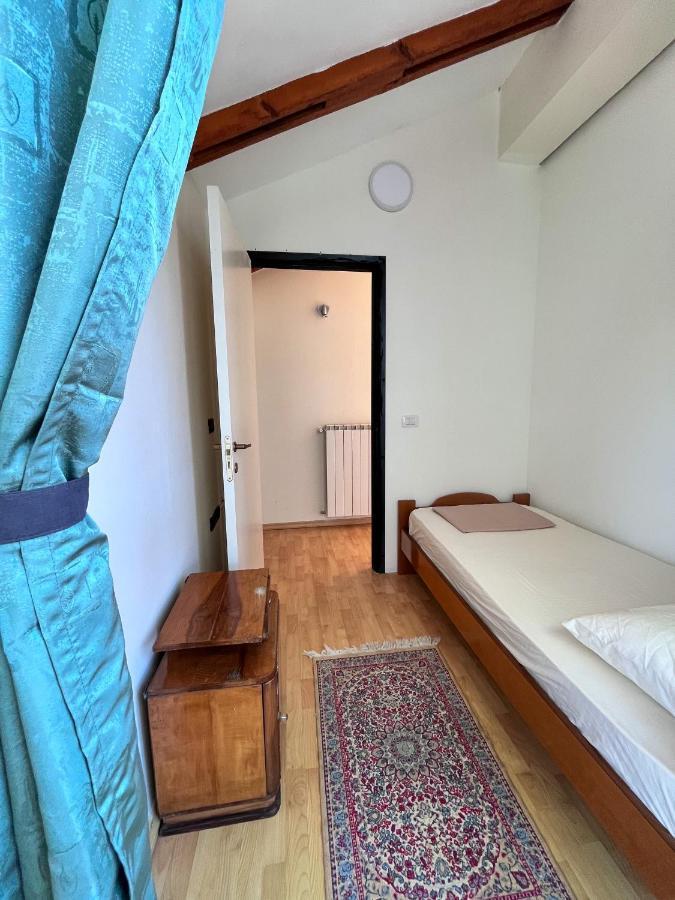 Blue Door Hostel Tiranë Luaran gambar