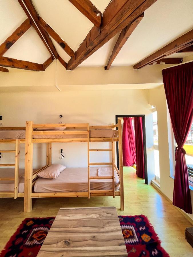 Blue Door Hostel Tiranë Luaran gambar