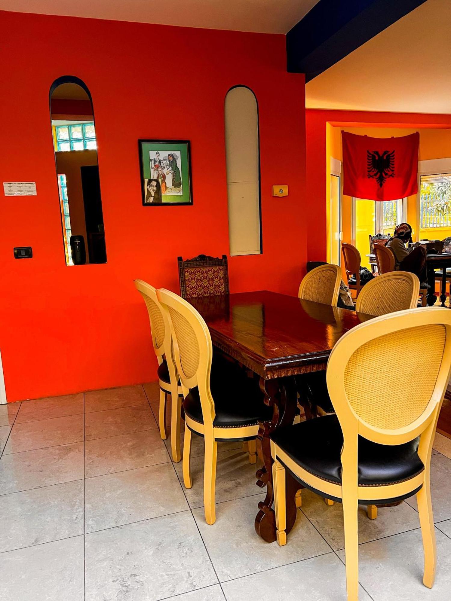 Blue Door Hostel Tiranë Luaran gambar