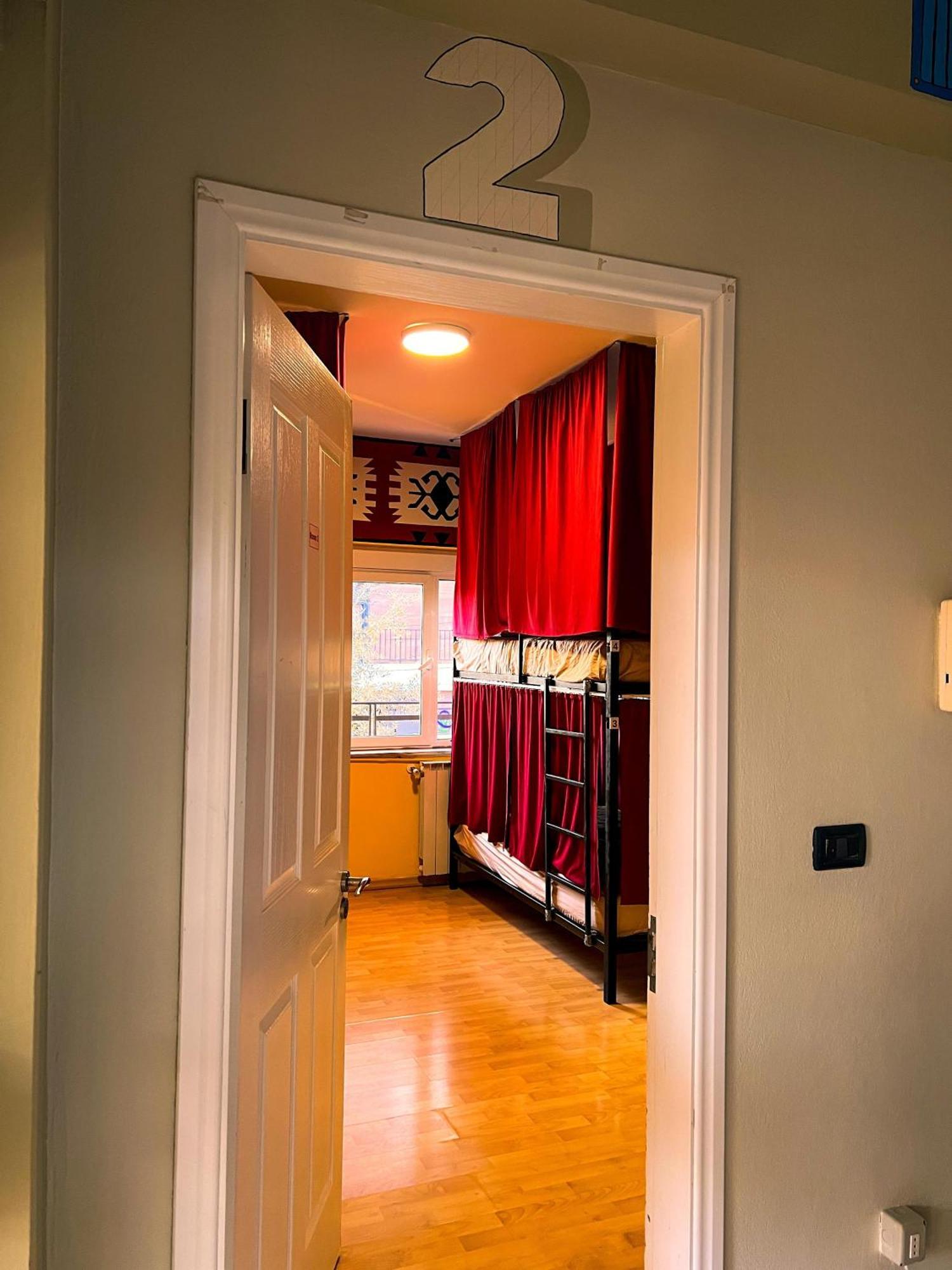 Blue Door Hostel Tiranë Luaran gambar