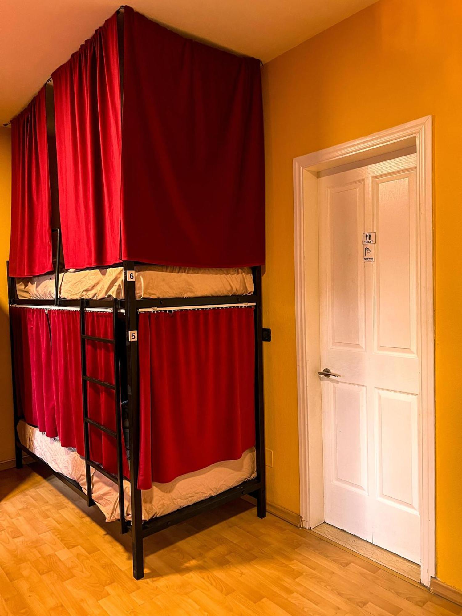 Blue Door Hostel Tiranë Luaran gambar