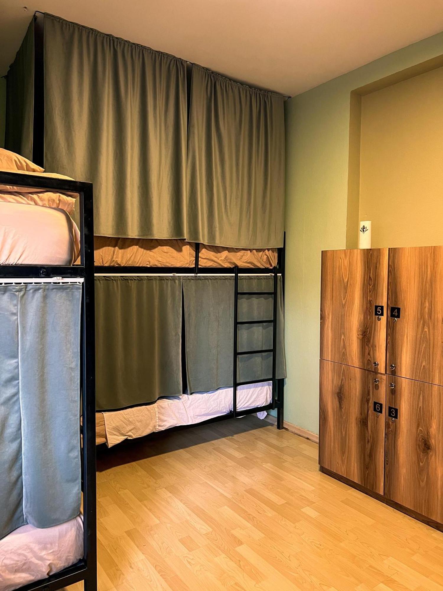 Blue Door Hostel Tiranë Luaran gambar