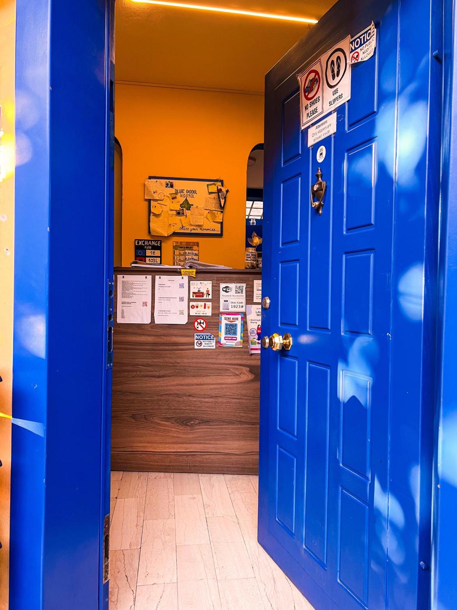 Blue Door Hostel Tiranë Luaran gambar