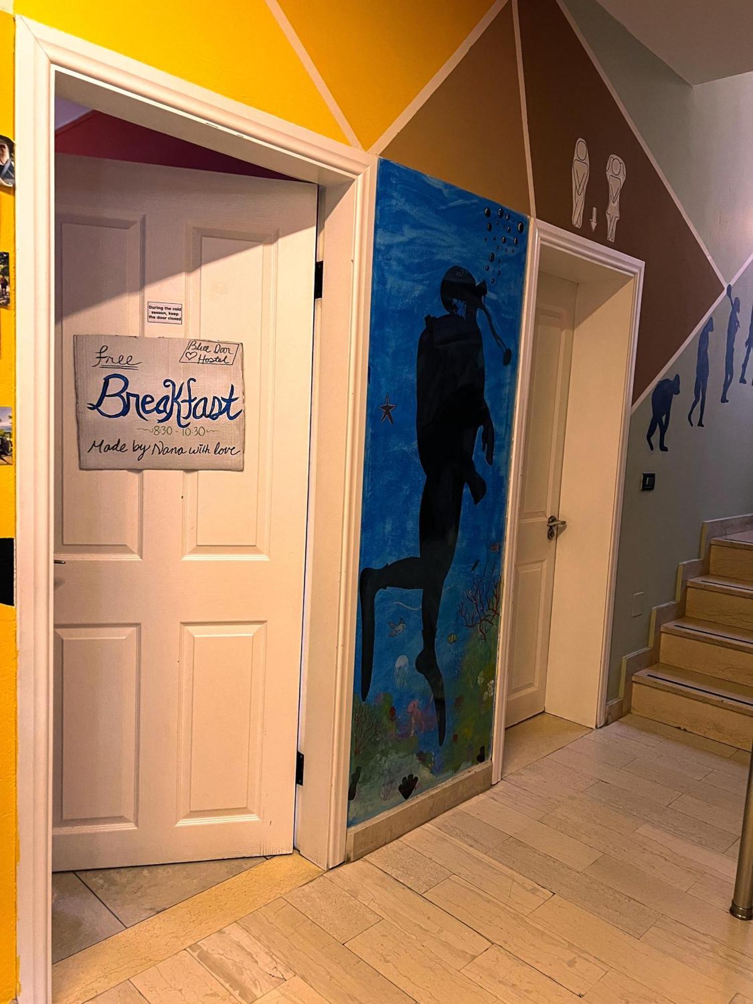 Blue Door Hostel Tiranë Luaran gambar