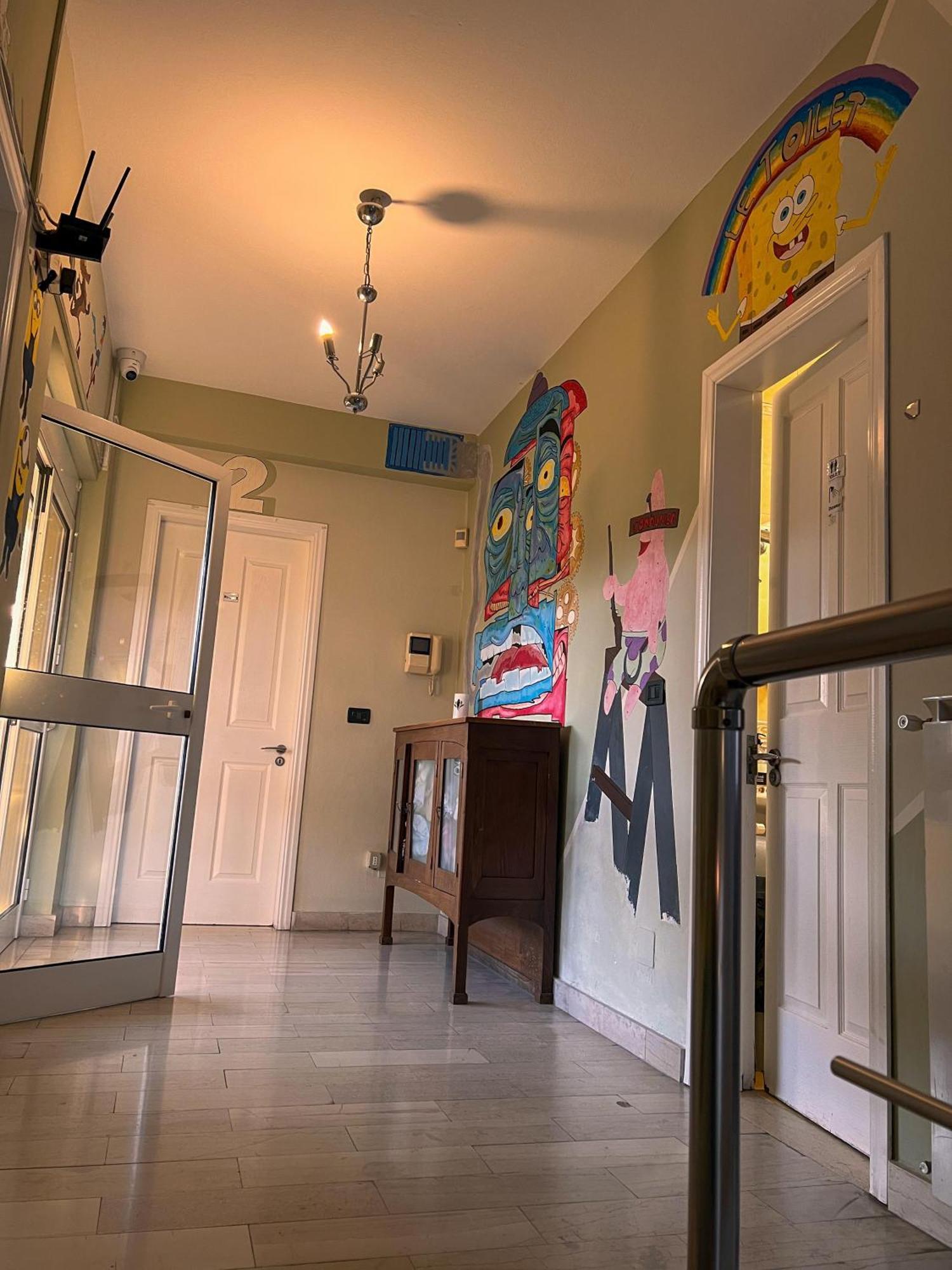 Blue Door Hostel Tiranë Luaran gambar