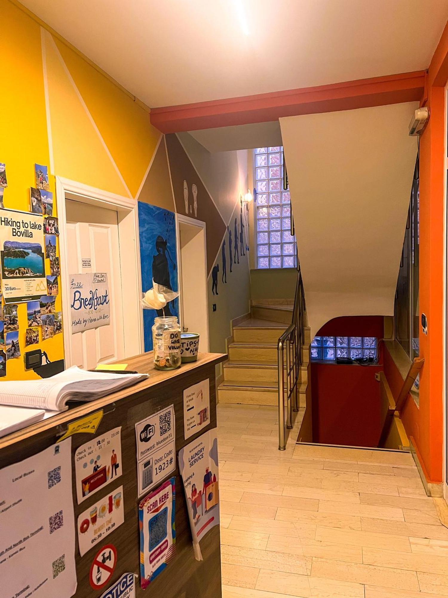 Blue Door Hostel Tiranë Luaran gambar