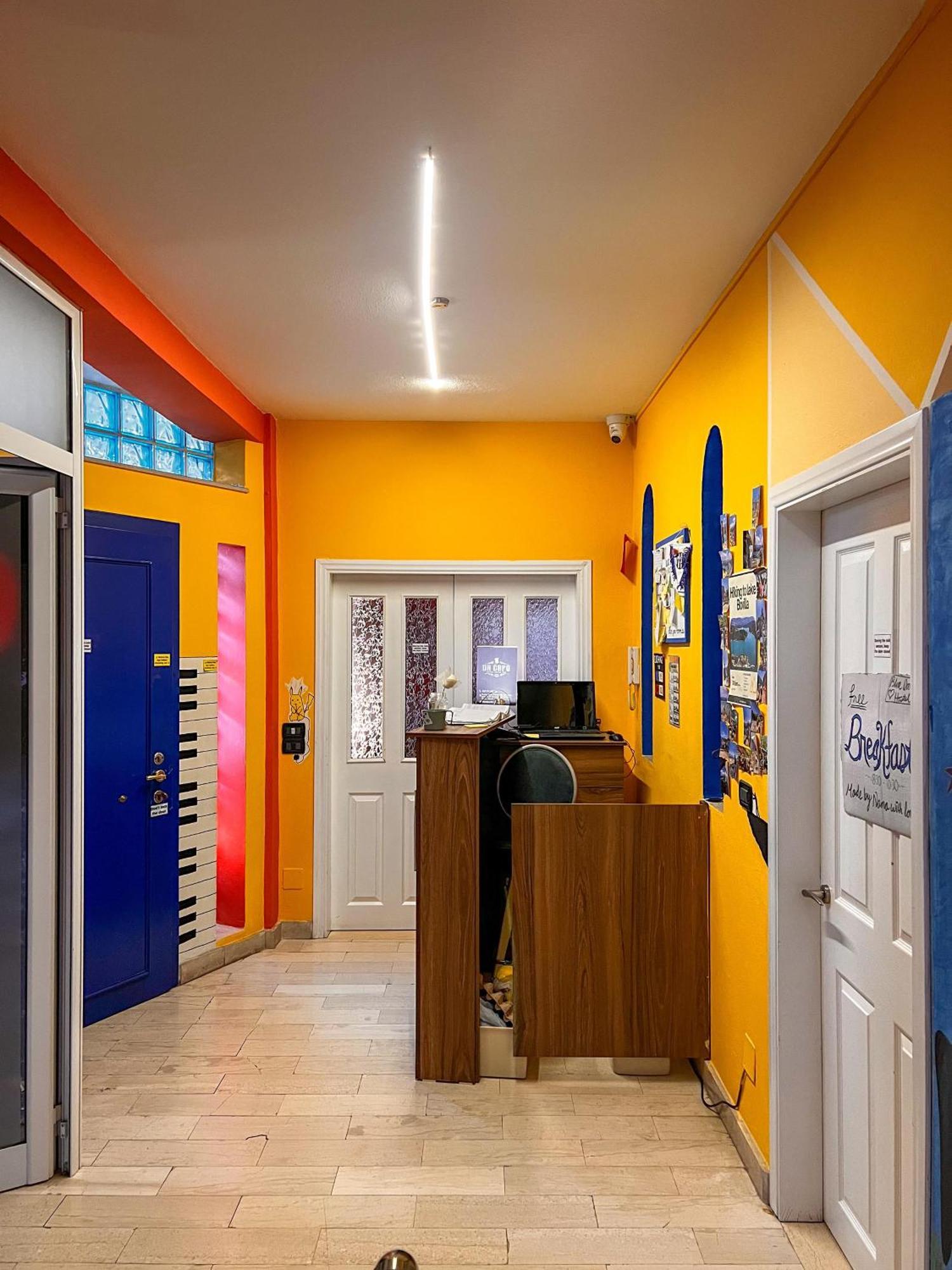 Blue Door Hostel Tiranë Luaran gambar