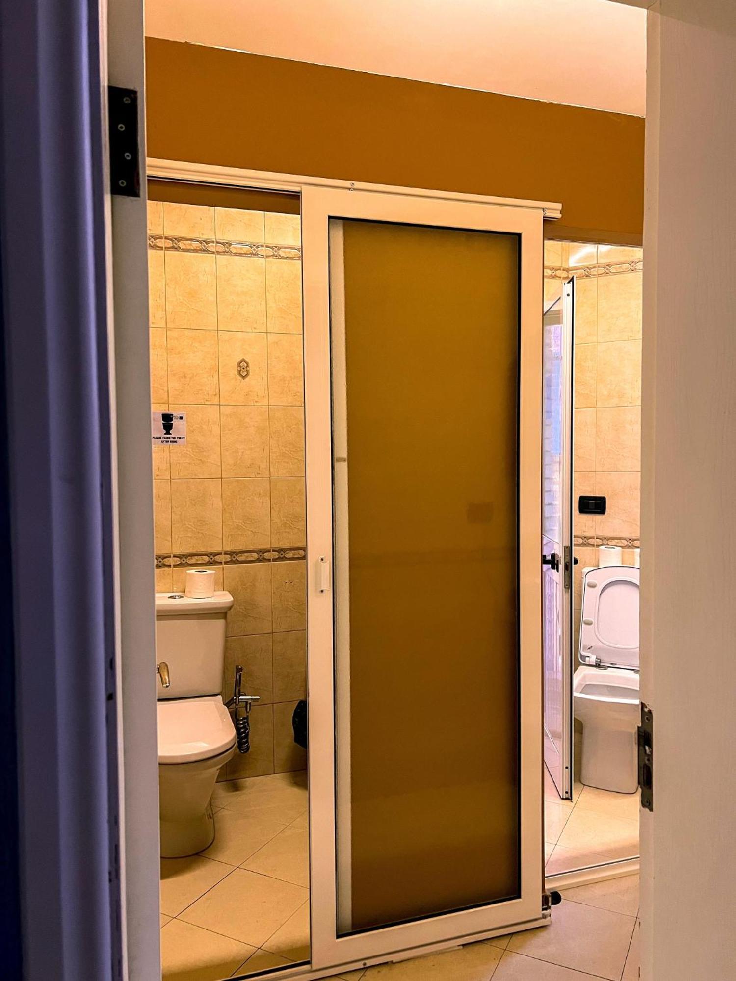 Blue Door Hostel Tiranë Luaran gambar