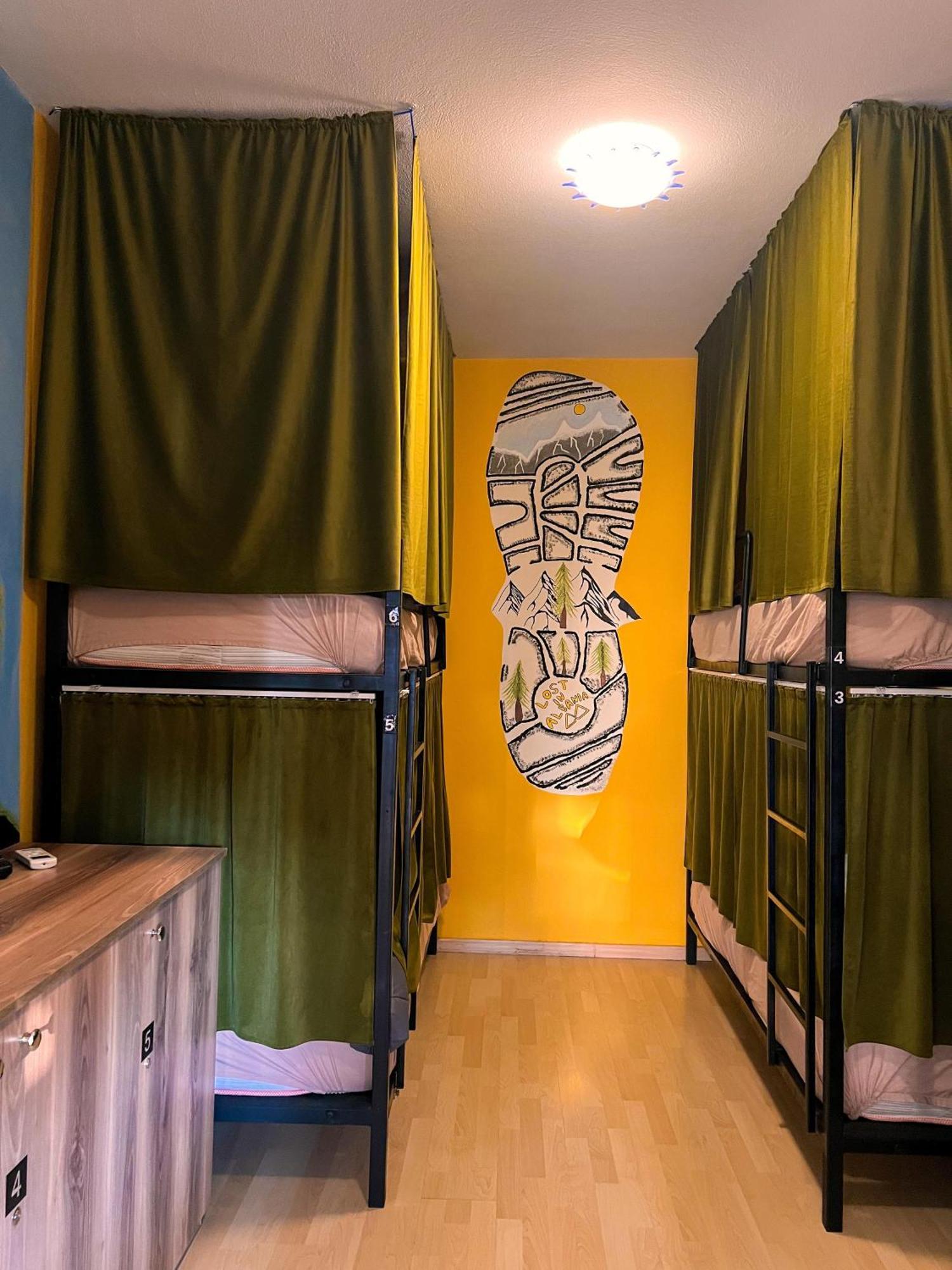 Blue Door Hostel Tiranë Luaran gambar