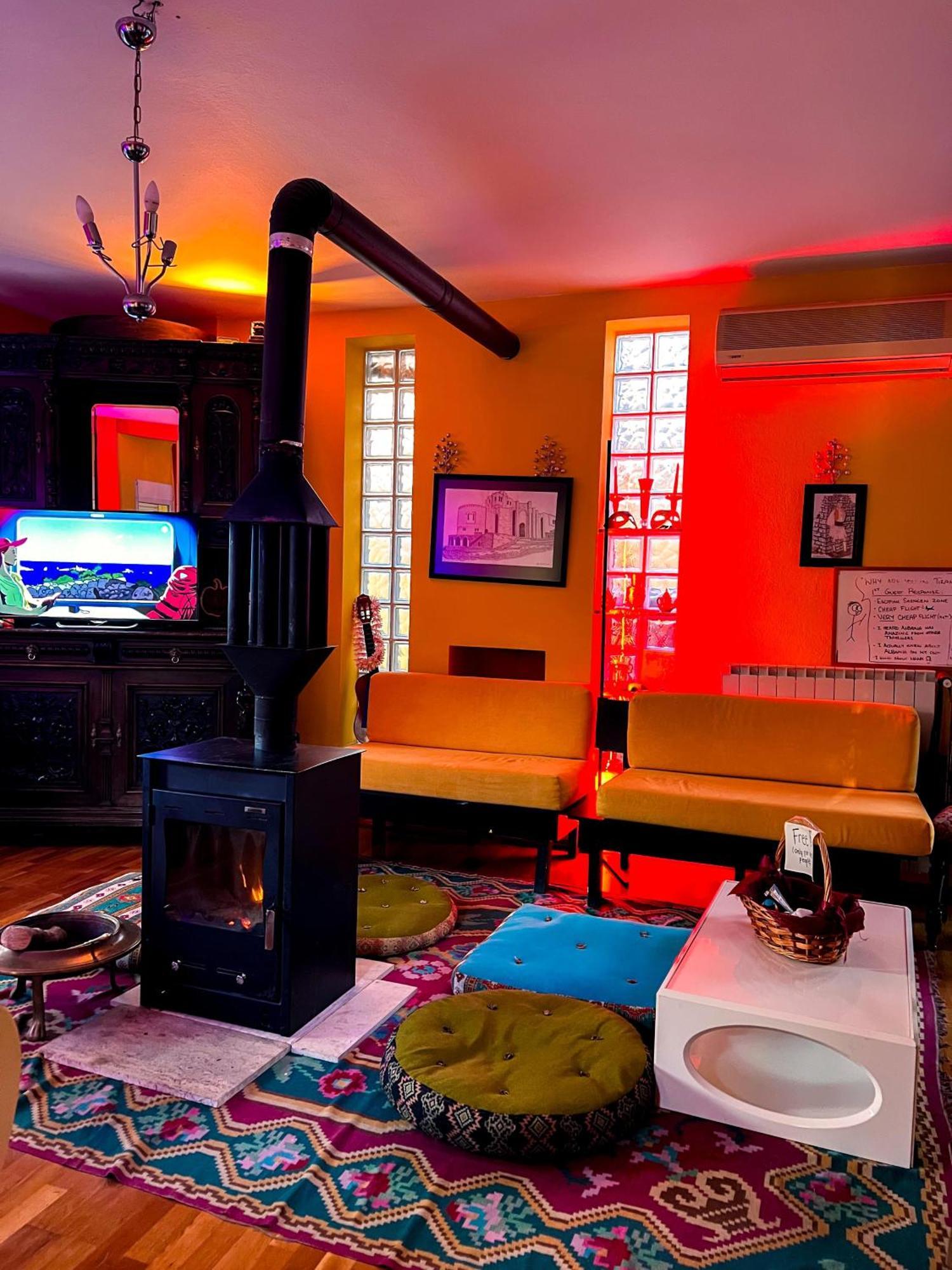 Blue Door Hostel Tiranë Luaran gambar