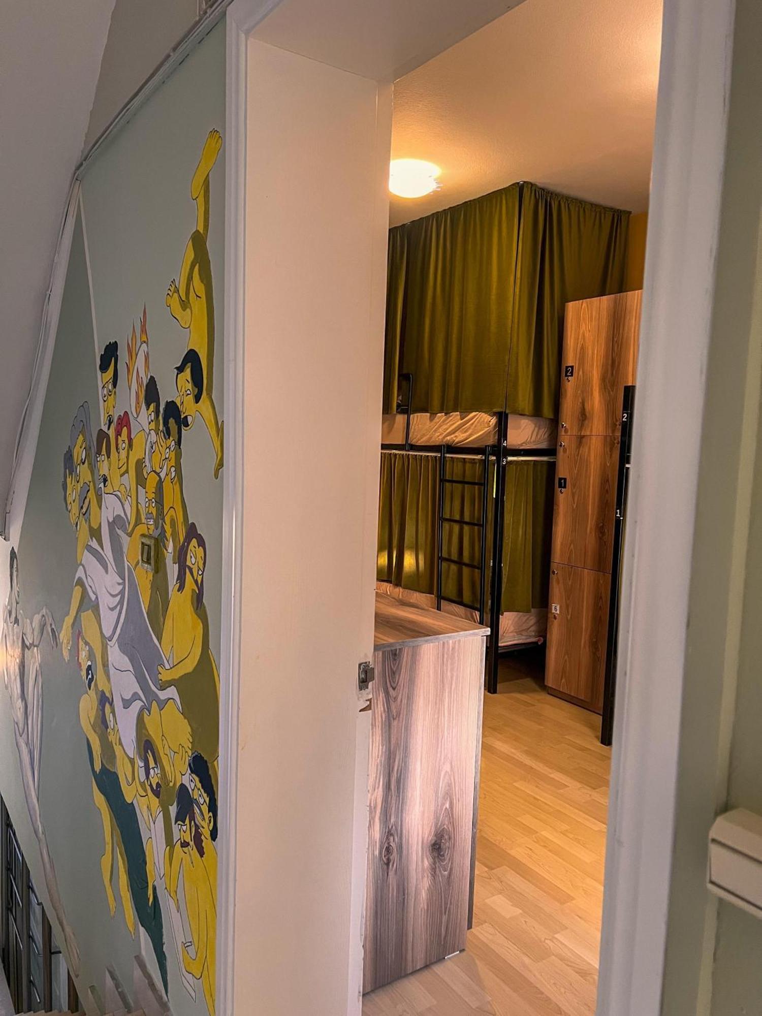 Blue Door Hostel Tiranë Luaran gambar